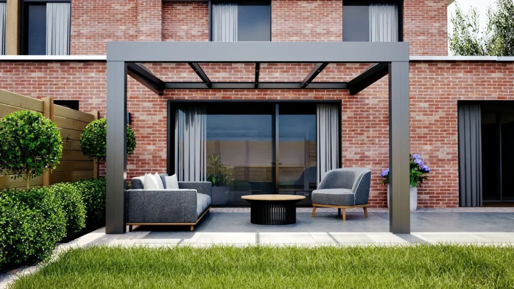 Stilvolle Aluminium-Pergola mit minimalistischem Design, ausgestattet mit einer Sitzecke und umgeben von einem grünen Garten.
