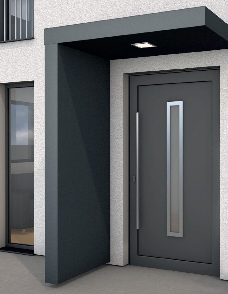 Stilvolle schwarze Aluminium Terrassenüberdachung mit Seitenwand über einer dunklen Haustür mit vertikalem Glaseinsatz.