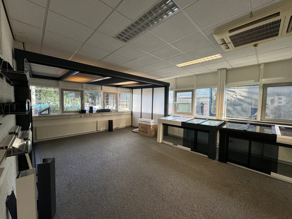 Showroom von Jolie Patio mit verschiedenen Aluminium Terrassenüberdachungen und Glasschiebewänden (10mm gehärtetes Glas), gut beleuchtet mit großen Fenstern für ein großzügiges Raumgefühl.