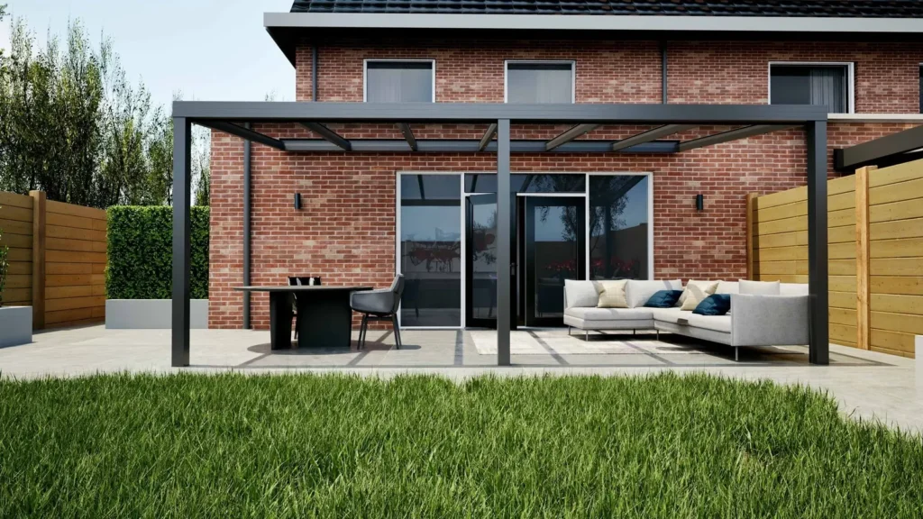 Transparente Aluminium Terrassenüberdachung mit Glasdach in einem modernen Garten mit gefliestem Terrassenbereich.