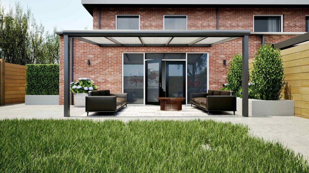 Moderne Aluminium Terrassenüberdachung mit schwarzem Metallrahmen und Glasdach, an ein Ziegelhaus angebaut, mit stilvollem Loungebereich und grüner Bepflanzung.